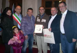 Foto ricordo in municipio prima di partire per i Mondiali: Manca è con la sua famiglia e con il sindaco, Luca Gosso, il vice-sindaco Marco Gallo, l'assessore Gian Franco Ferrero e il conisgliere comunale Mario Berardo